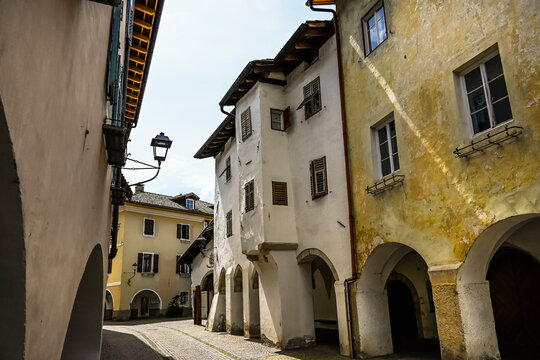 Neumarkt, Egna, Dorf, Lauben, Laubengang, historische H&auml;user, Gassen, Brunnen, Weinstrasse, Unterland, S&uuml;dtirol, Etsch, Etschtal, Weinberge, Weinbauer, Weindorf, Fr&uuml;hling, Sommer, Italien