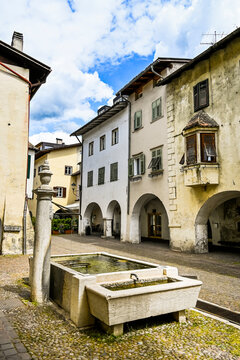 Neumarkt, Egna, Dorf, Lauben, Laubengang, historische H&auml;user, Weinstrasse, Unterland, S&uuml;dtirol, Etsch, Etschtal, Weinberge, Weinbauer, Weindorf, Fr&uuml;hling, Sommer, Italien
