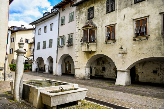 Neumarkt, Egna, Dorf, Lauben, Laubengang, historische H&auml;user, Gassen, Brunnen, Weinstrasse, Unterland, S&uuml;dtirol, Etsch, Etschtal, Weinberge, Weinbauer, Weindorf, Fr&uuml;hling, Sommer, Italien