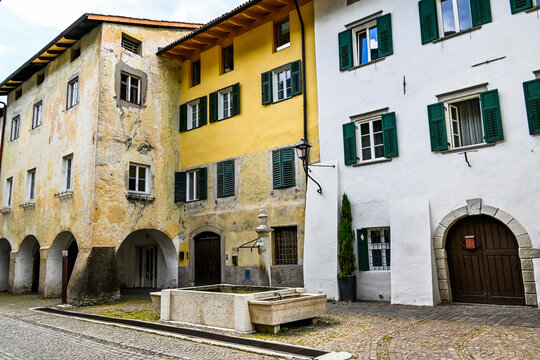 Neumarkt, Egna, Dorf, Lauben, Laubengang, historische H&auml;user, Gassen, Brunnen, Weinstrasse, Unterland, S&uuml;dtirol, Etsch, Etschtal, Weinberge, Weinbauer, Weindorf, Fr&uuml;hling, Sommer, Italien