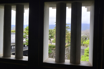 Fototapeta premium 高知城の古い格子、外景を背景にした木製の明り取り枠