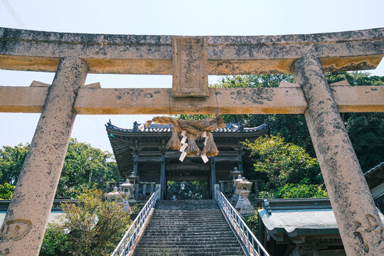 【#神社】しめ縄と山門が印象的な神社風景