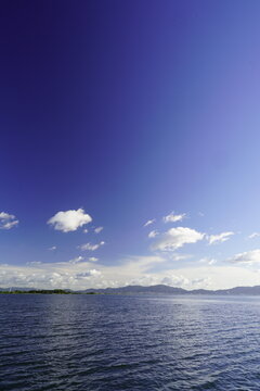 青い空と琵琶湖の風景