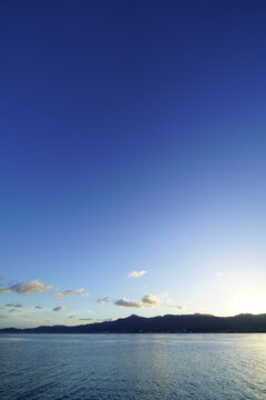青い空と琵琶湖の風景