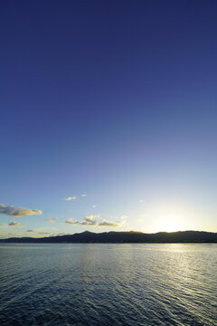 青い空と琵琶湖の風景