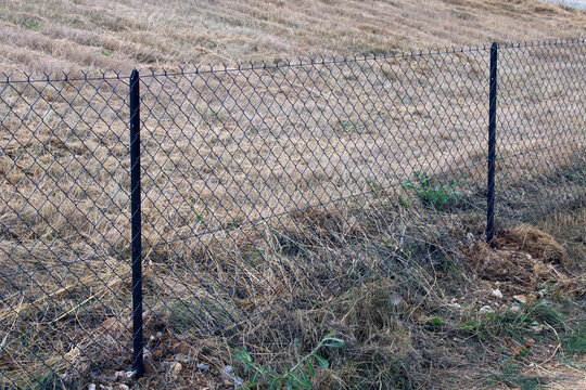 Cl&ocirc;ture souple en grillage simple torsion vert sur piquets m&eacute;talliques en T