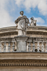 Stone statue of Saint James the Apostle on the rooftop balustrade of Saint Stephen's Basilica in Budapest © GuillaumeAngleraud