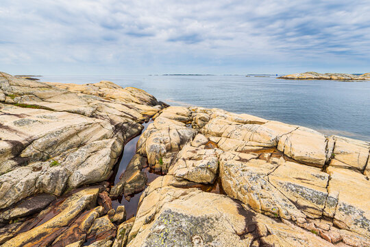 Felsen an der K&uuml;ste der Insel Ross&ouml; nahe Str&ouml;mstad, Schweden