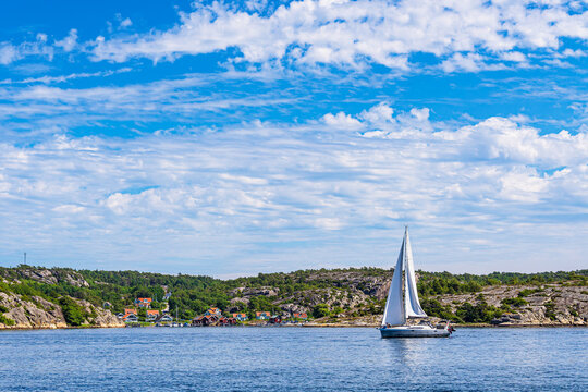 Segelboot an der K&uuml;ste vor Sel&auml;ter nahe Str&ouml;mstad, Schweden
