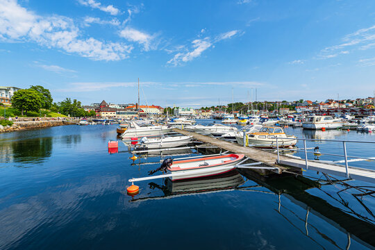 Blick auf die Stadt Str&ouml;mstad mit Hafen und Booten in Schweden