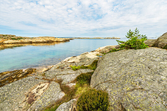 Felsen an der K&uuml;ste der Insel Ross&ouml; nahe Str&ouml;mstad, Schweden