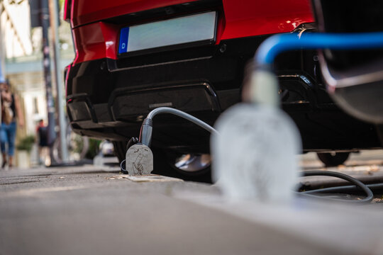 Ein E-Auto wird an einem Ladebordstein auf der K&Ouml; mit einem Kabel aufgeladen, D&uuml;sseldorf, Deutschland