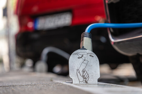 Ein E-Auto wird an einem Ladebordstein auf der K&Ouml; mit einem Kabel aufgeladen, D&uuml;sseldorf, Deutschland