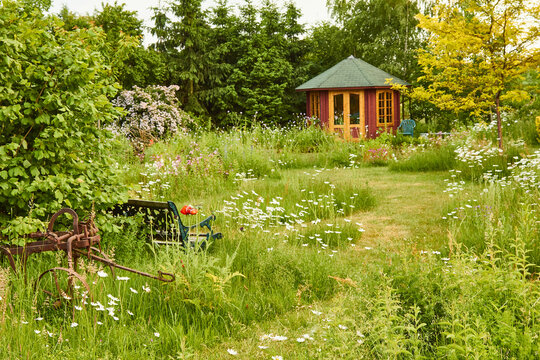 garden with red garden house in an ecologically desirable way 744
