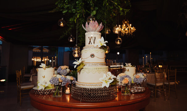 White Quincea&ntilde;era cake decorated with flowers