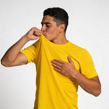 Hombre besando camiseta