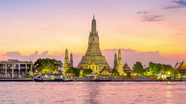 Wat Arun Ratchawararam at sunset(Temple of Dawn) famous tourist destination in Bangkok, Thailand.