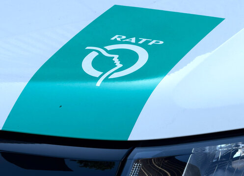 Logo RATP sur une voiture de service. Paris. 08/2026.