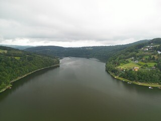 Jezioro Rożnowskie - Polska Piękne jezioro w góach Beskiach nagrane dronem w wysokiej jakości w pochmurny dzień. Jezioro, woda, las, góry, chmury nisko osadzone, wyspa, zieleń, przyroda © Konrad