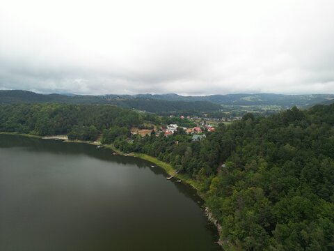 Jezioro Rożnowskie - Polska
Piękne jezioro w g&oacute;ach Beskiach nagrane dronem w wysokiej jakości w pochmurny dzień. Jezioro, woda, las, g&oacute;ry, chmury nisko osadzone, wyspa, zieleń, przyroda