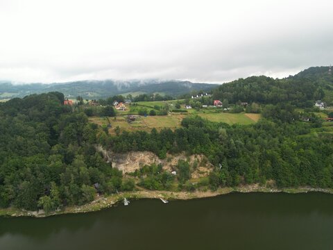 Jezioro Rożnowskie - Polska
Piękne jezioro w g&oacute;ach Beskiach nagrane dronem w wysokiej jakości w pochmurny dzień. Jezioro, woda, las, g&oacute;ry, chmury nisko osadzone, wyspa, zieleń, przyroda