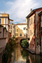 Obraz premium Scenic canal view in Treviso, Italy, captured in 2024