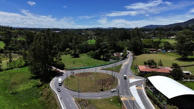 Video a&eacute;reo en el municipio de la Ceja, en el qie se puede observar la doble calzada entre La Glorieta El Yeguarizo y la I.E. Maria Estevez, obra reci&eacute;n terminada
