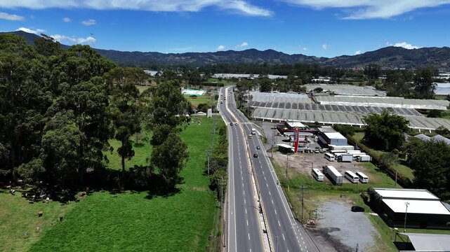 Video a&eacute;reo en el municipio de la Ceja, en el qie se puede observar la doble calzada entre La Glorieta El Yeguarizo y la I.E. Maria Estevez, obra reci&eacute;n terminada