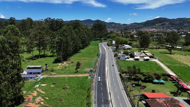 Video a&eacute;reo en el municipio de la Ceja, en el qie se puede observar la doble calzada entre La Glorieta El Yeguarizo y la I.E. Maria Estevez, obra reci&eacute;n terminada