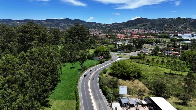 Video a&eacute;reo en el municipio de la Ceja, en el que se puede observar la doble calzada entre La Glorieta el "Yeguerizo" y la I.E. Maria Est&eacute;vez, obra reci&eacute;n terminada.