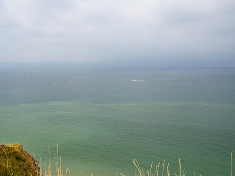Minimalismo, colores verdosos del mar, horizonte azul y nubes blancas en un paseo por Etretat en la Normand&iacute;a de Francia, verano 2022