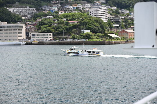 白波を立てて進む船