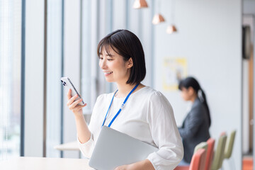 Obraz premium カフェでスマホを操作するビジネスマン 撮影協力：学校法人電波学園 東京電子専門学校