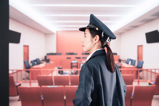 裁判所で働く女性の職員