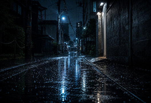 雨が降る夜の路地