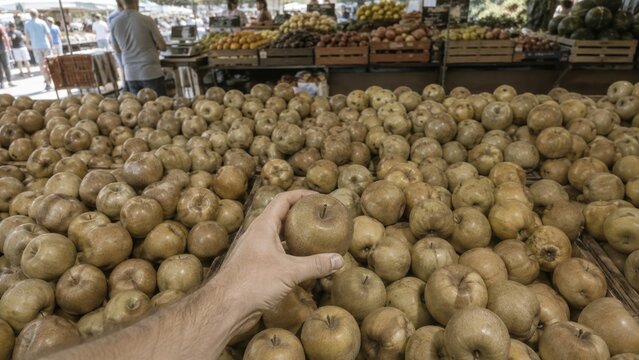 Red-green color blindness simulation at fruit market