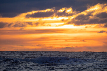 Obraz premium A Stunning and Impressive Sunset Over the Ocean Featuring Dramatic Cloud Patterns and Colors