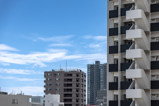 近代的なマンションが立ち並ぶ都市風景