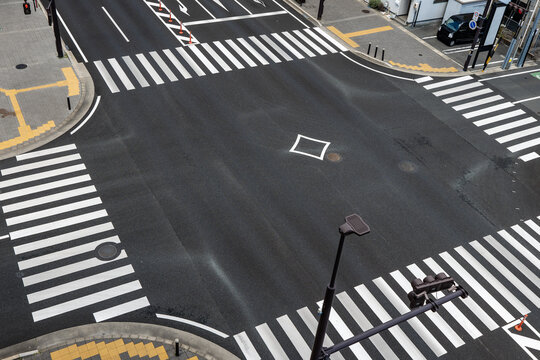 上から見下ろした交差点と横断歩道