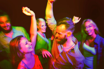 Obraz premium Vibrant group dancing joyfully at a lively party