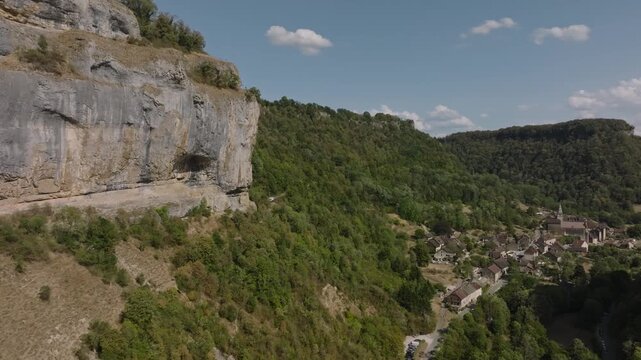 Vue panoramique sur les falaises calcaires de la recul&eacute;e de Baume-les-Messieurs, Jura (39)