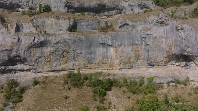 Vue panoramique sur les falaises calcaires de la recul&eacute;e de Baume-les-Messieurs, Jura (39)