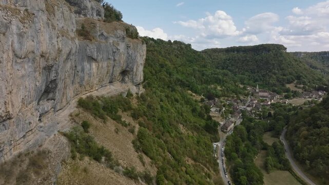 Vue panoramique sur les falaises calcaires de la recul&eacute;e de Baume-les-Messieurs, Jura (39)