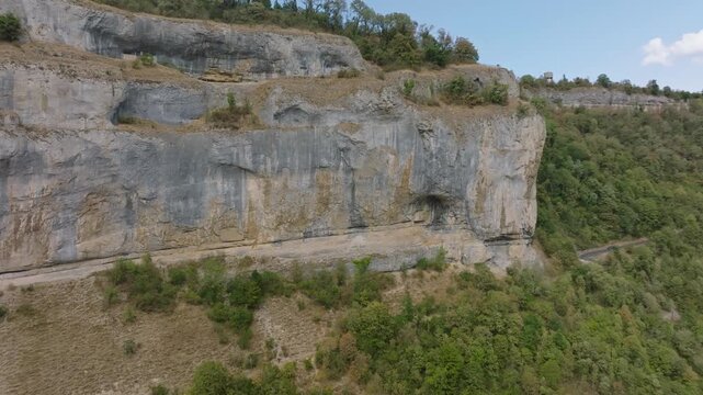 Vue panoramique sur les falaises calcaires de la recul&eacute;e de Baume-les-Messieurs, Jura (39)