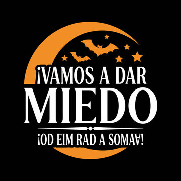 Dise&ntilde;o de Halloween terror&iacute;fico. Vamos a dar miedo, frase divertida en espa&ntilde;ol. Murci&eacute;lagos y luna orange. Texto para camiseta, impreso vectorial escalable para estampaci&oacute;n editable svg