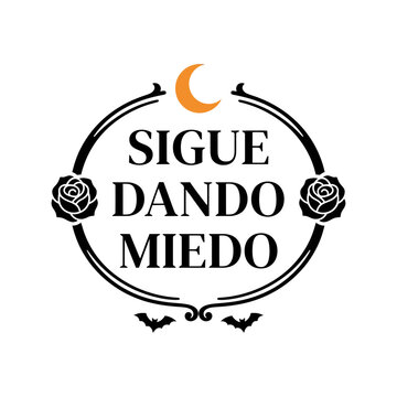 Emblema g&oacute;tico de Halloween con frase Sigue Dando Miedo, dise&ntilde;o vectorial con rosas, murci&eacute;lagos y luna creciente editable svg