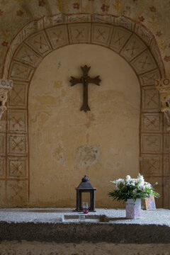 autel dans une chapelle avec croix chr&eacute;tienne, fleurs et lampe, foi et religion
