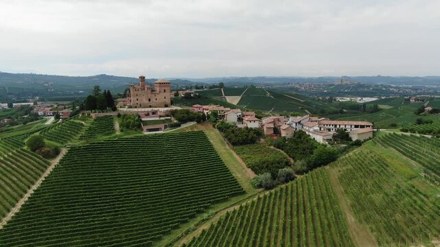 Castello di Grinzane Cavour in mezzo ai vigneti nelle Langhe