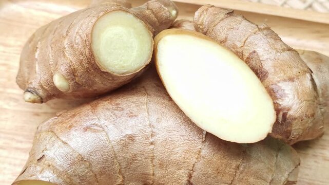 Old ginger has a spicy flavor; slice it and place it in the bowl.