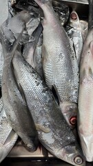 Obraz premium Piles of milkfish are sold at the market as raw material for food.